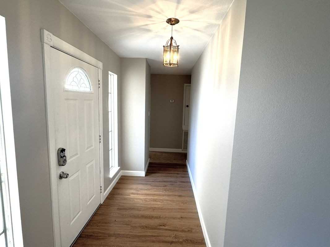 114 Bluefield Dr - Photo 3 of 16