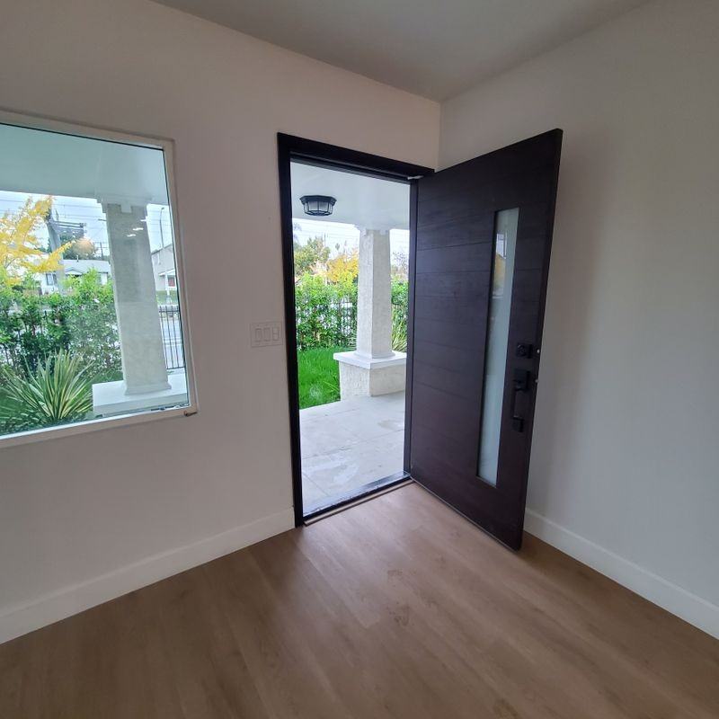 1742 Exposition Blvd - Photo 4 of 27