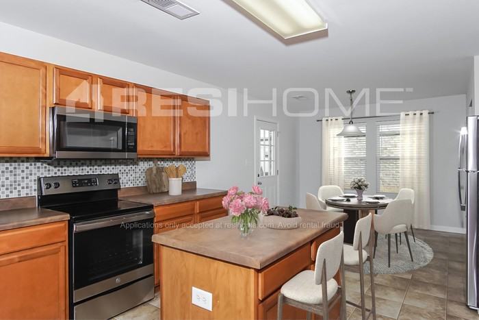 3693 Avalon Lake Dr - Photo 3 of 17