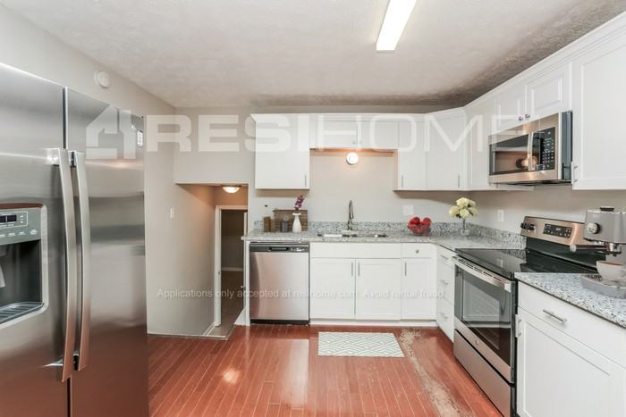 370 Amberwood Dr - Photo 2 of 21