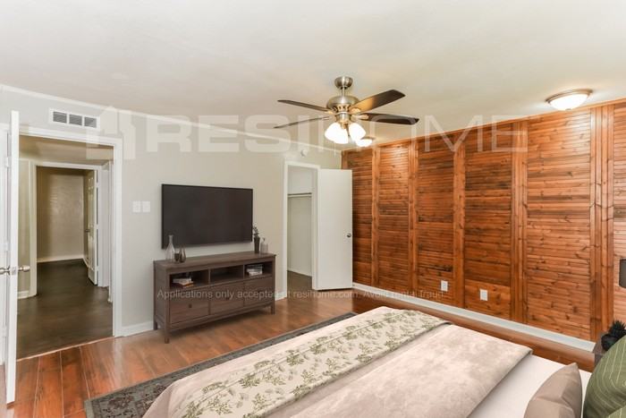 906 Fort Worth St - Photo 6 of 17