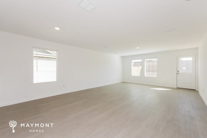 1047 Neyland Dr - Photo 3 of 15