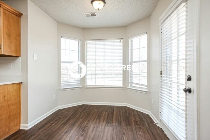 1072 Fredrick Dr - Photo 6 of 18