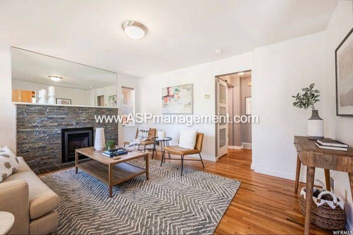 1368 E Browning Ave - Photo 2 of 12