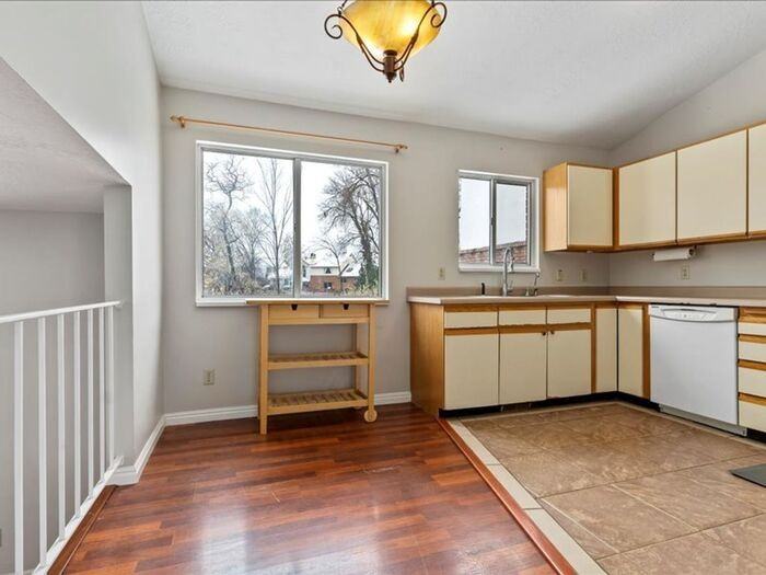 523 E 3195 S - Photo 4 of 23