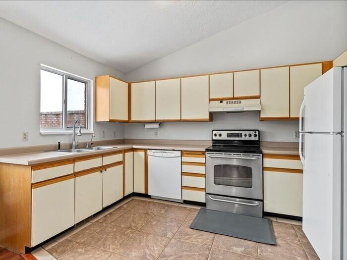 523 E 3195 S - Photo 5 of 23