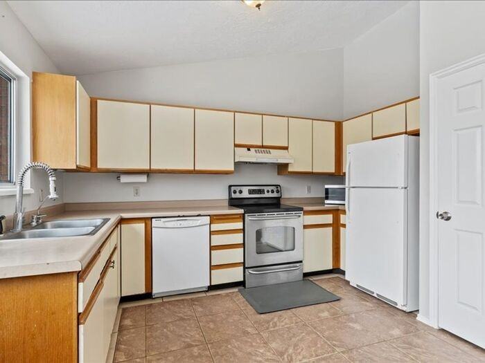 523 E 3195 S - Photo 6 of 23