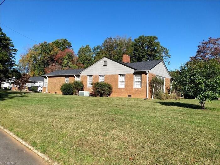 206 Ridgewood Dr - Photo 2 of 12