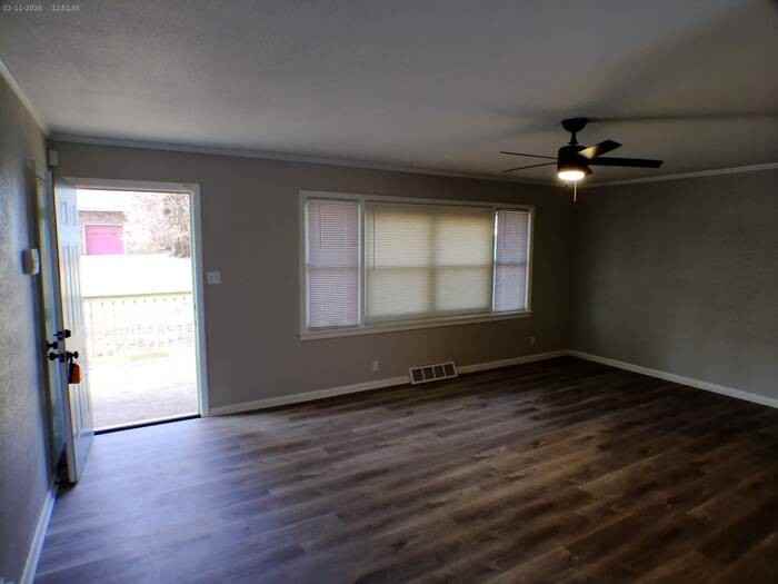 2815 S Hawthorne Ave - Photo 4 of 16