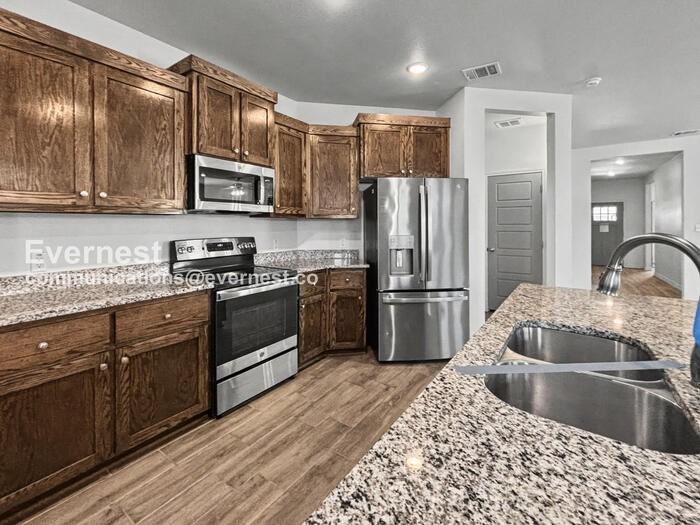 2236 Hornbeam St - Photo 3 of 24