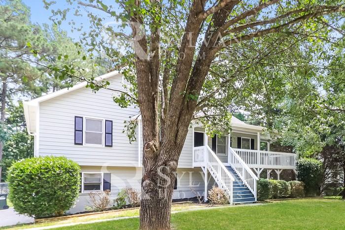 98 Silverthorne Pl - Photo 4 of 16