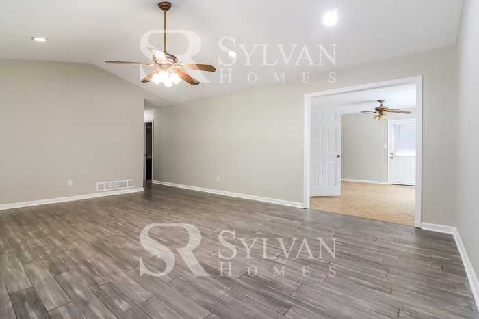 98 Silverthorne Pl - Photo 5 of 16