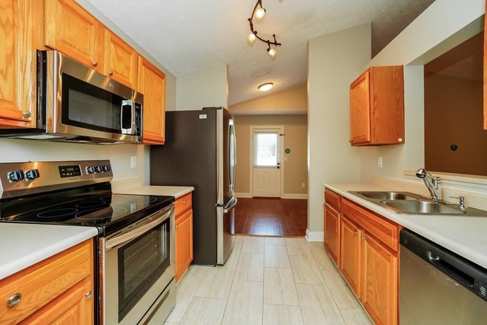 3974 Eminence Ln - Photo 7 of 16