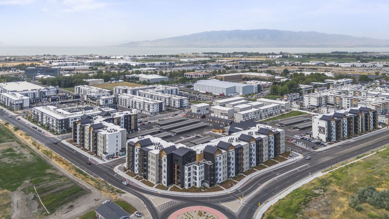 W Cushing Ave #3 - Photo 6 of 50