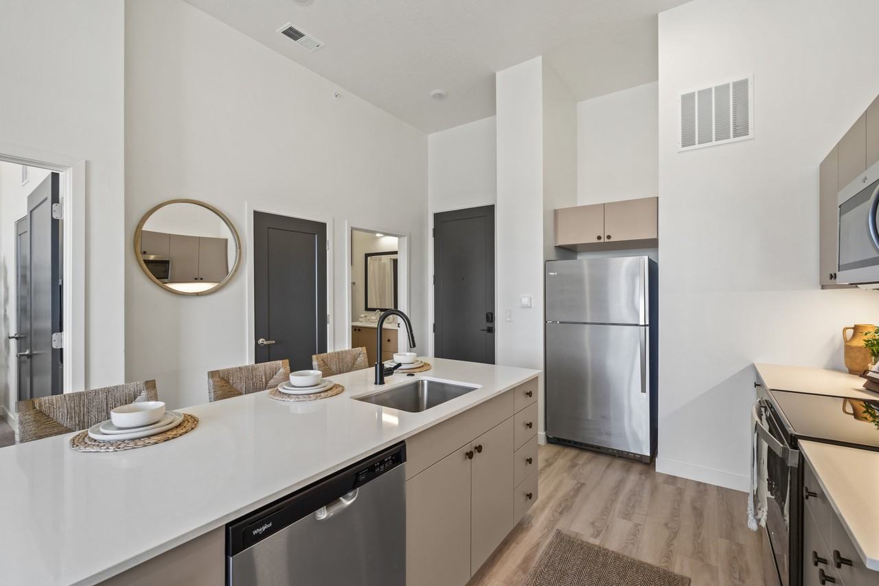 W Cushing Ave #2 - Photo 3 of 48