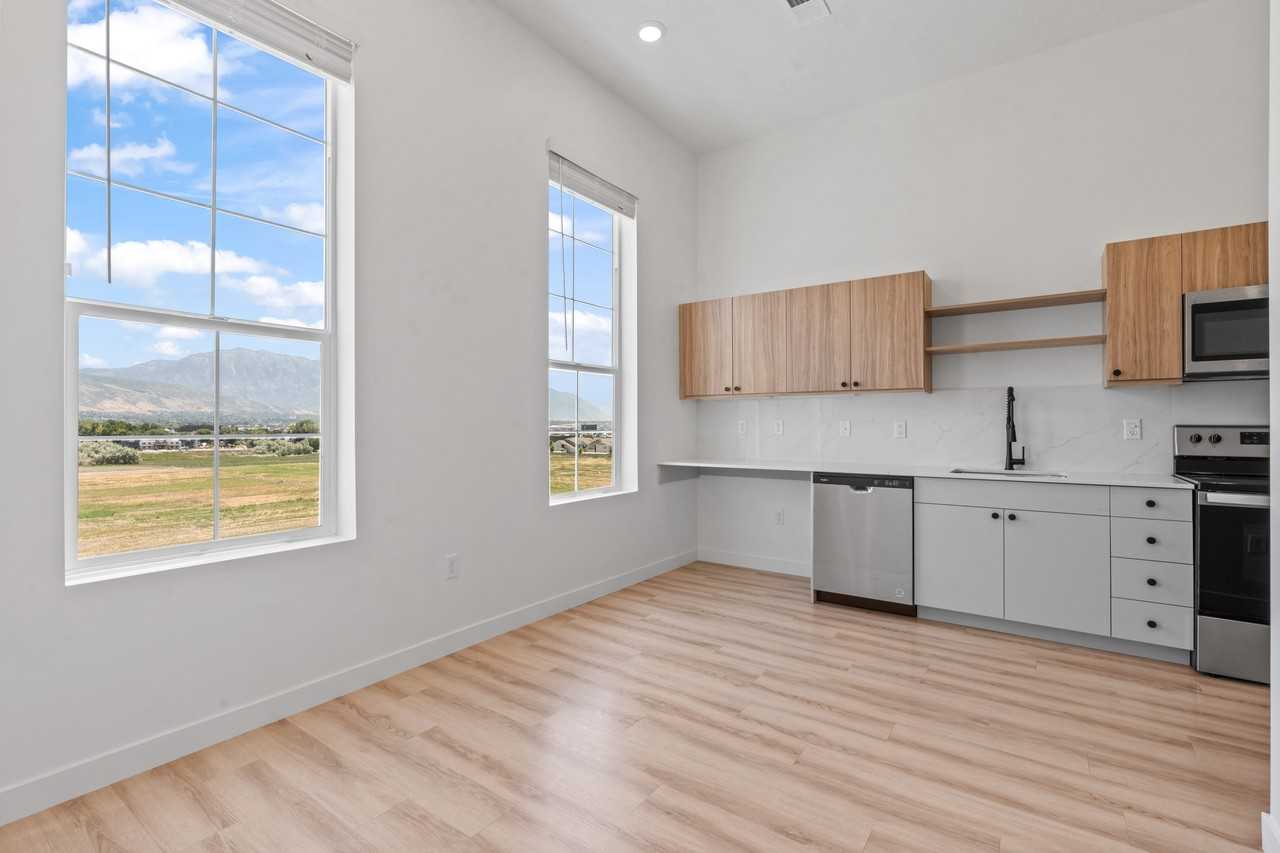 W Cushing Ave #1 - Photo 4 of 33