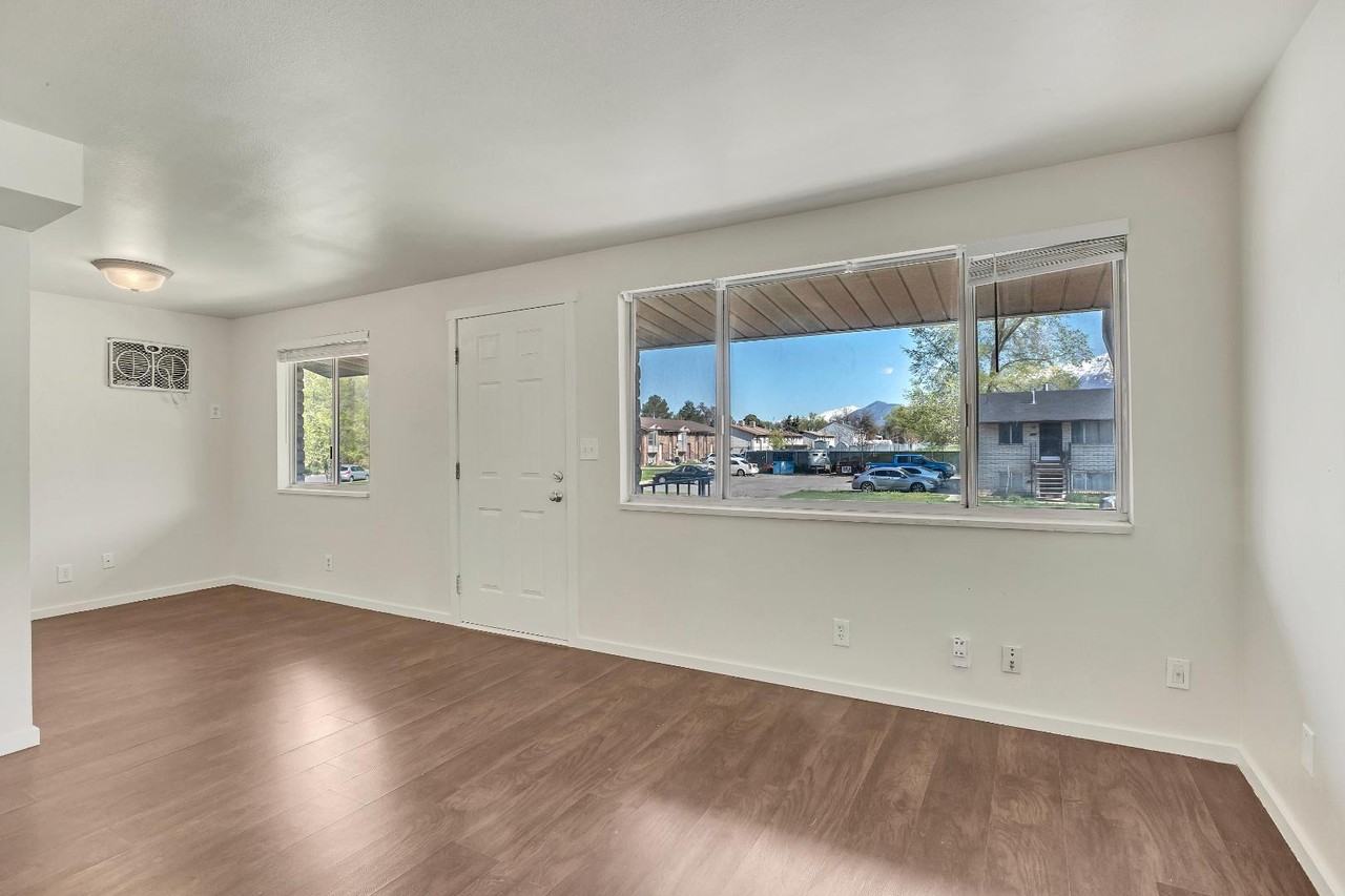 819 West Heather Lane - Photo 2 of 10