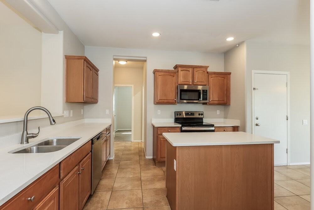 5418 W Pollack St - Photo 6 of 16