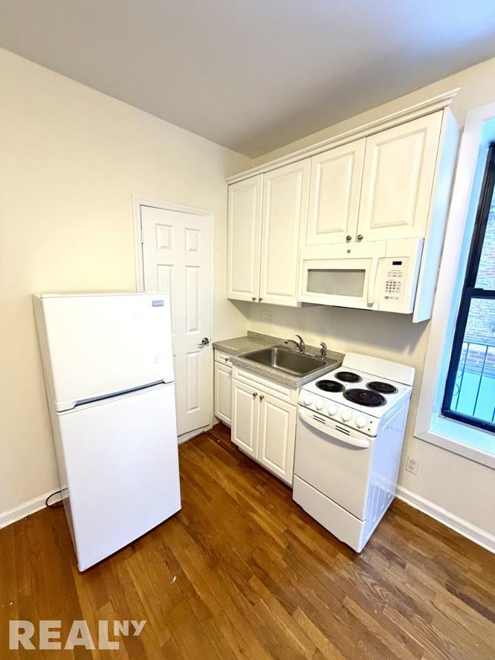 W 72nd St #2B - Photo 3 of 5