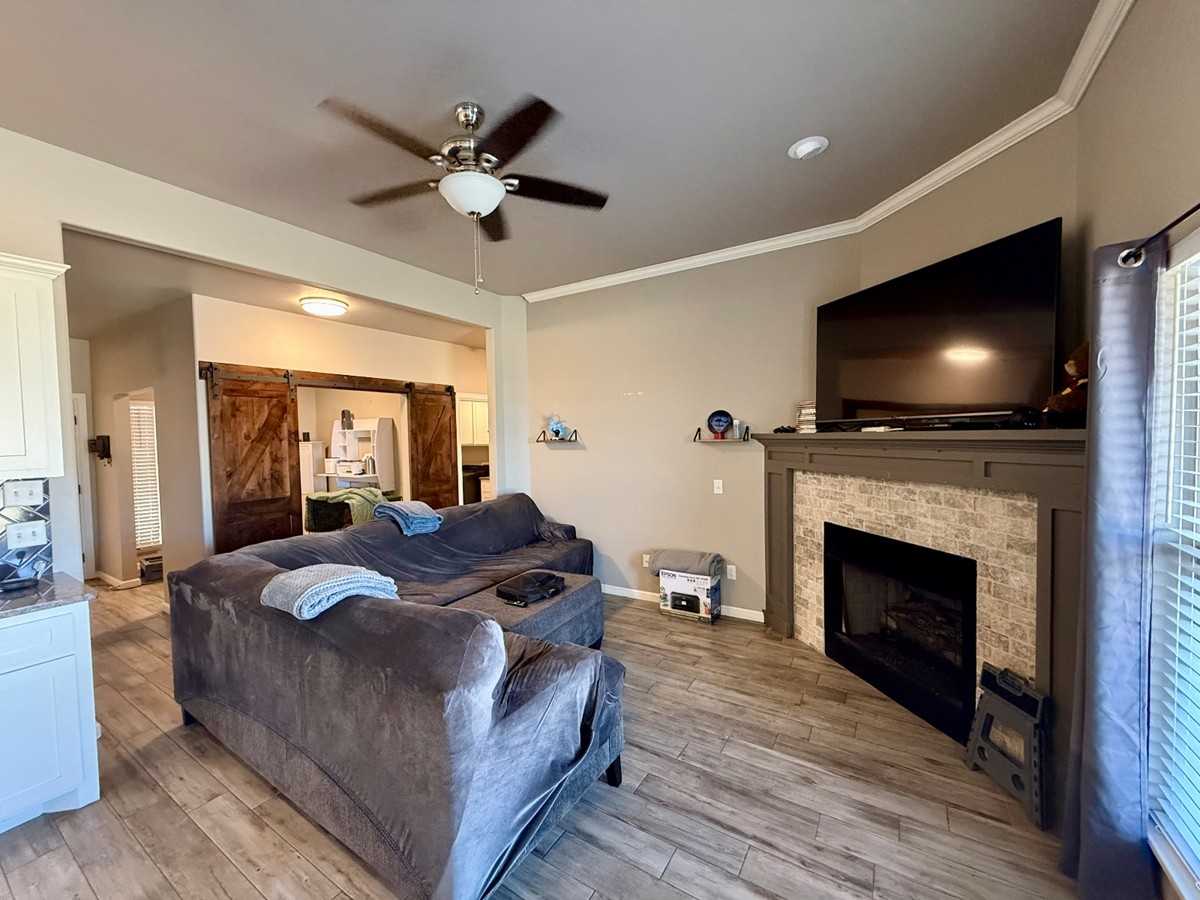 9401 Nw 87th St #1 - Photo 6 of 24