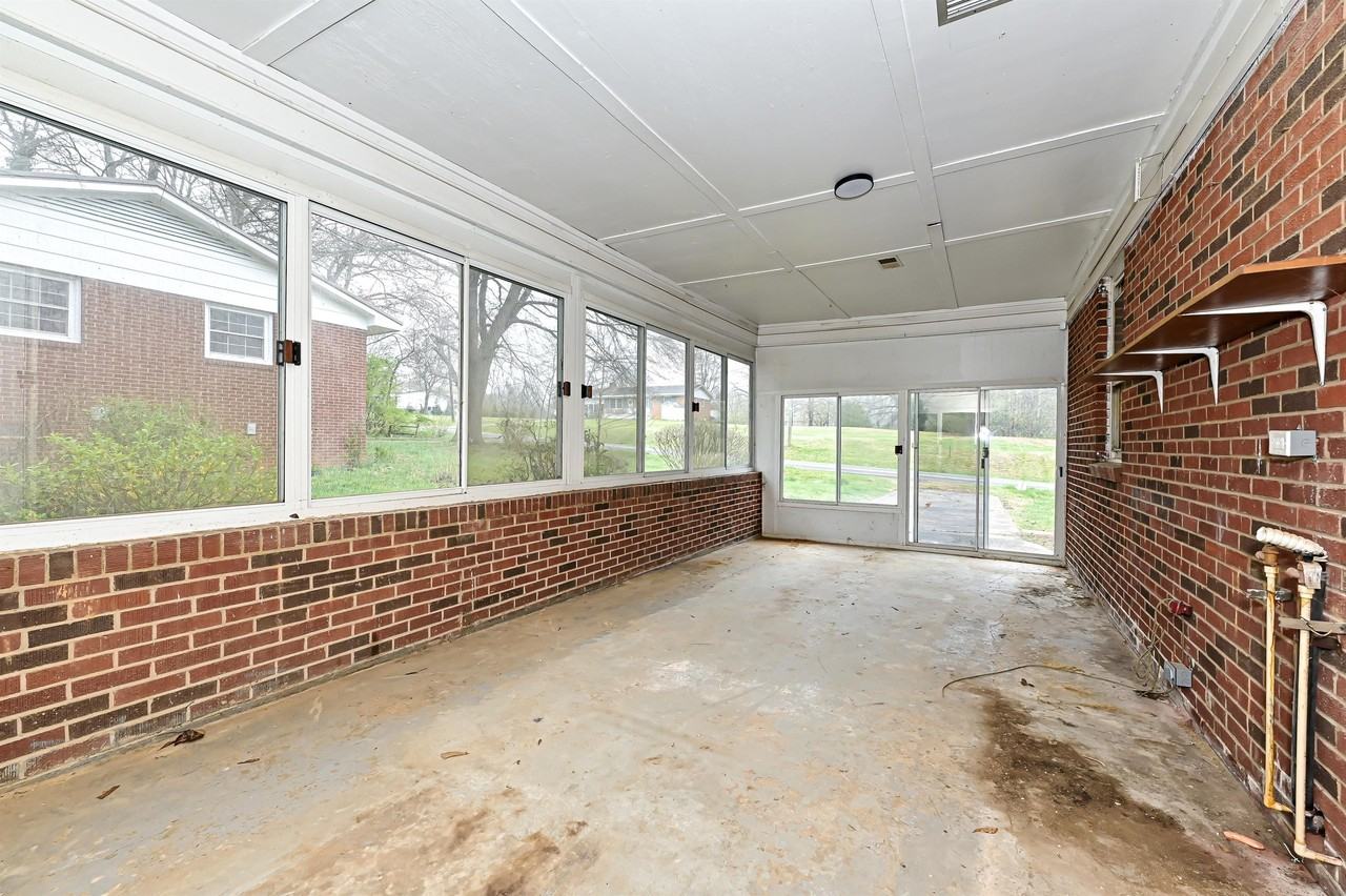 1640 Eaves Rd - Photo 5 of 21