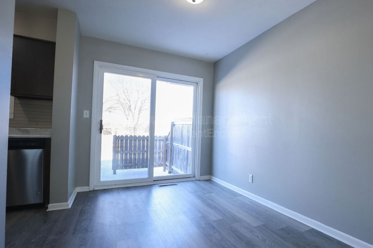 504 Cordes Dr #6 - Photo 3 of 17