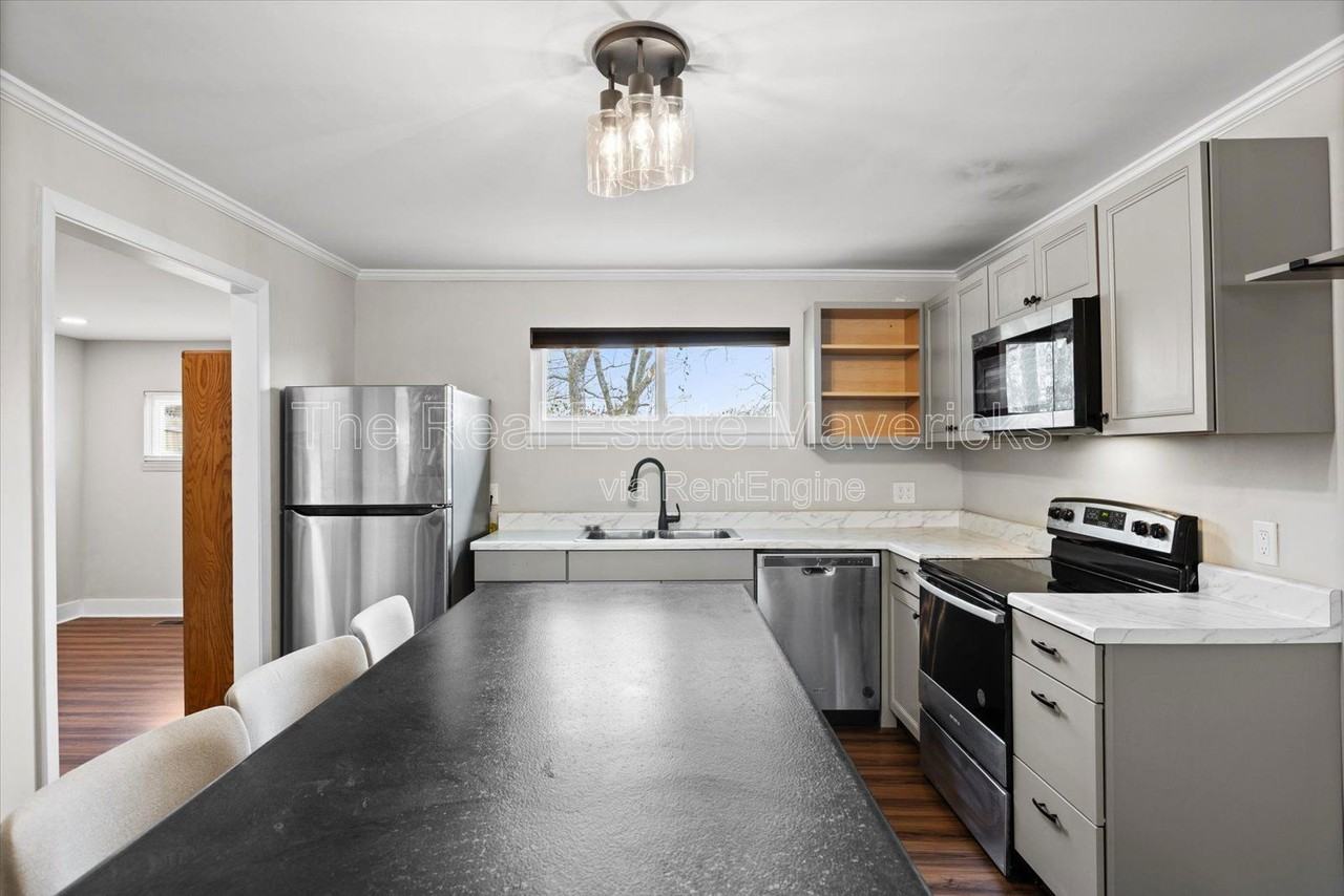 5312 Slayton Ave - Photo 4 of 13