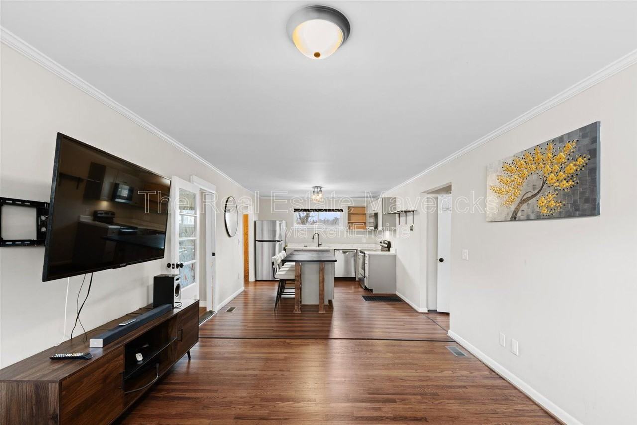 5312 Slayton Ave - Photo 6 of 13