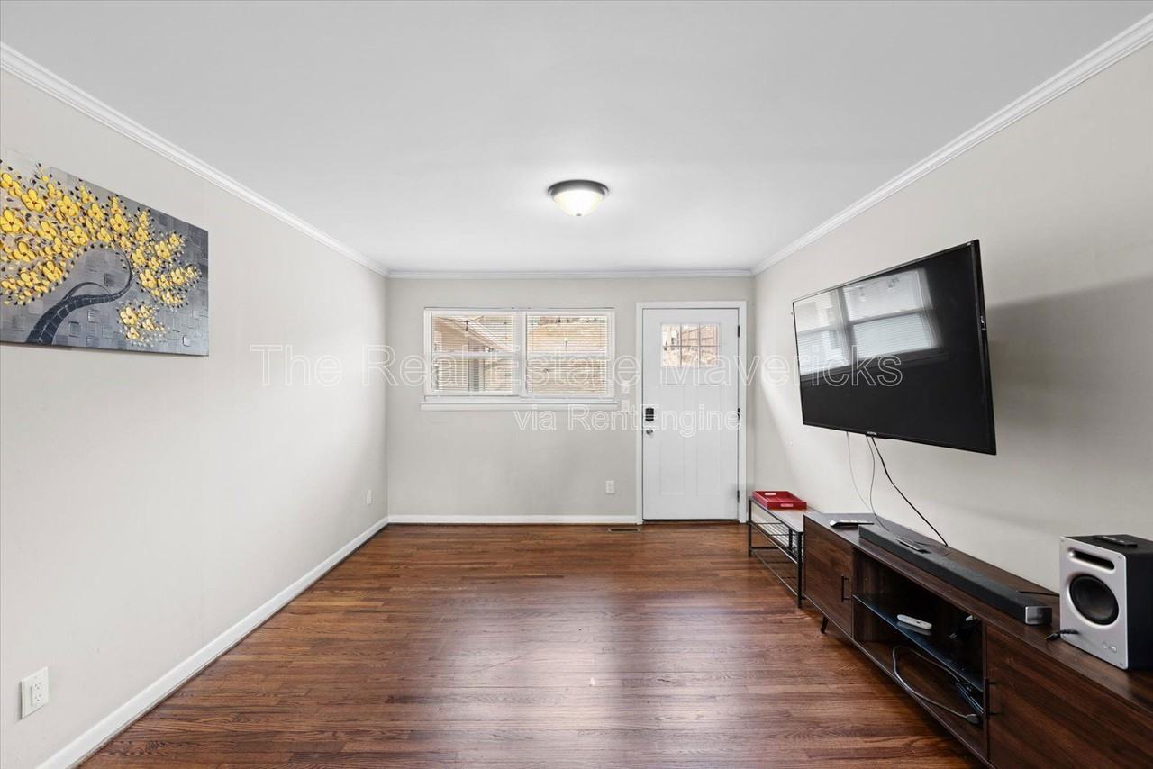 5312 Slayton Ave - Photo 7 of 13