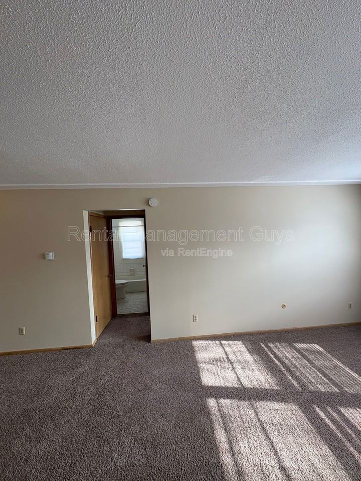 496 Front Ave #6 - Photo 2 of 12