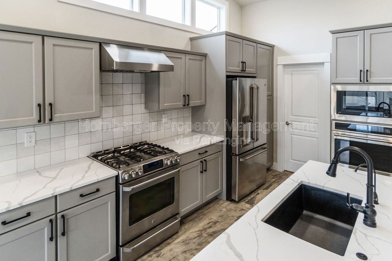 6904 S Jasper Dr - Photo 4 of 37