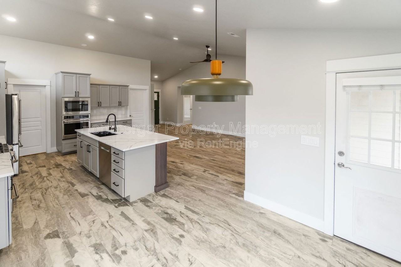 6904 S Jasper Dr - Photo 5 of 37