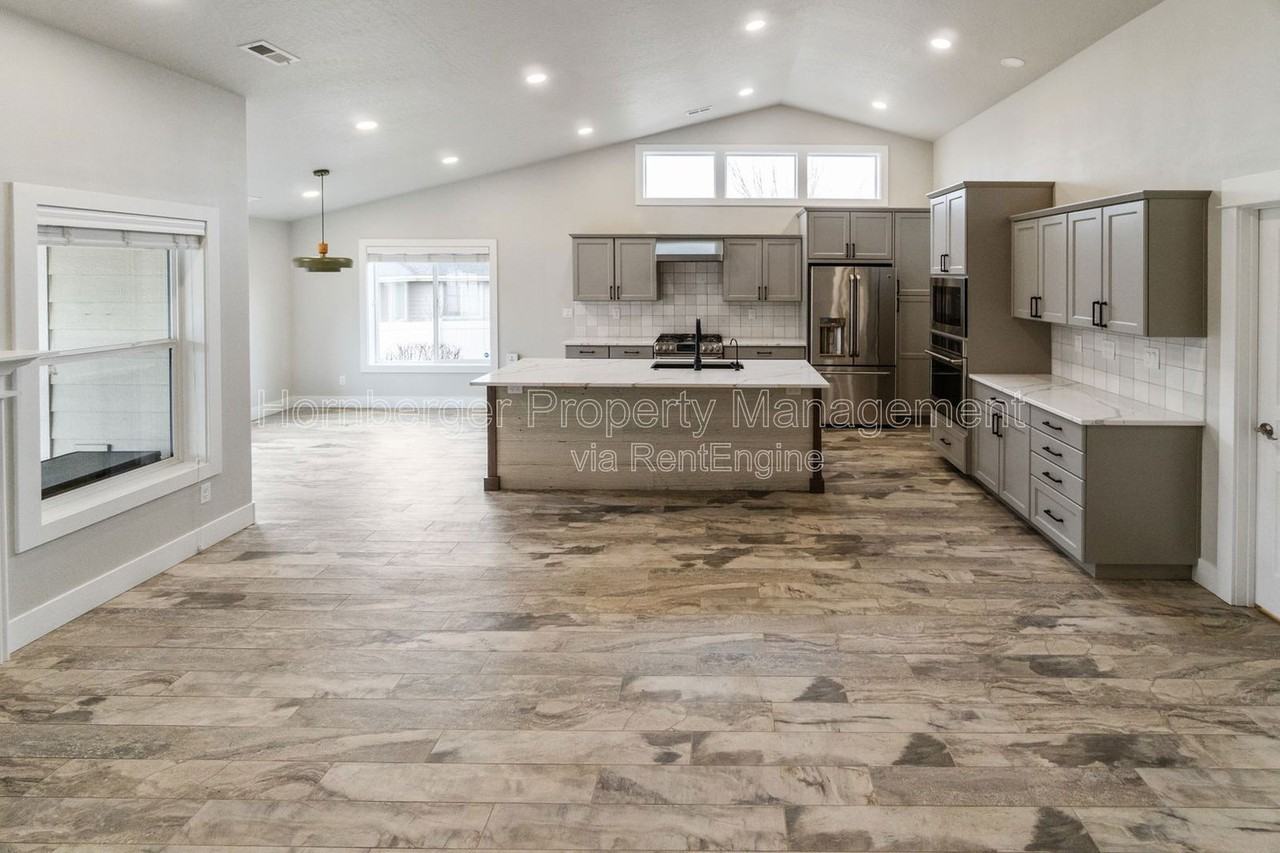 6904 S Jasper Dr - Photo 6 of 37