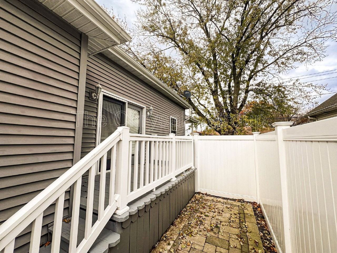 402 S Illinois St - Photo 4 of 15