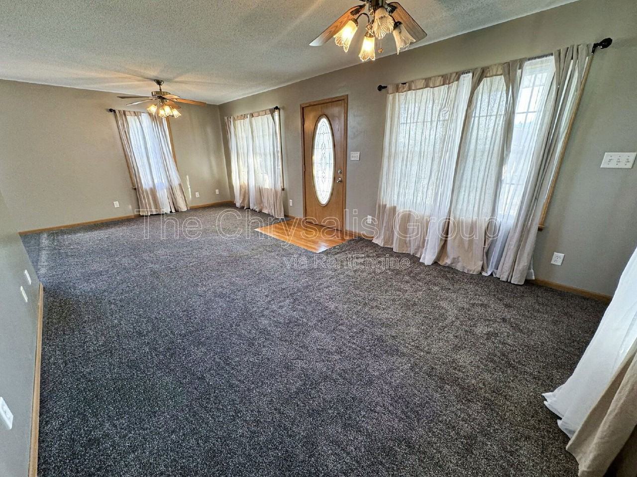 402 S Illinois St - Photo 6 of 15