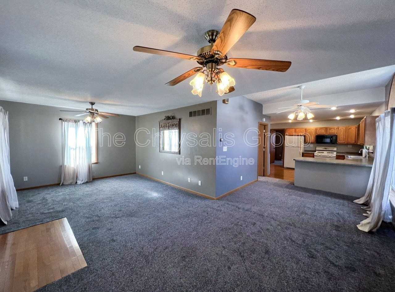 402 S Illinois St - Photo 7 of 15