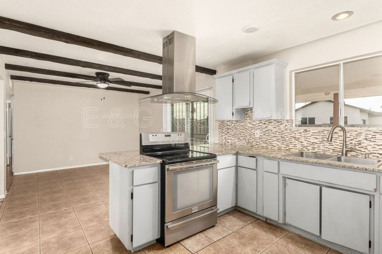 2115 E Fairfield St - Photo 7 of 22