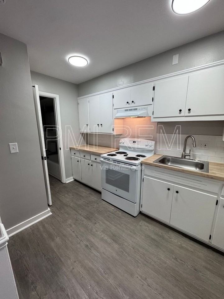 128 S Miller Rd #A - Photo 3 of 12