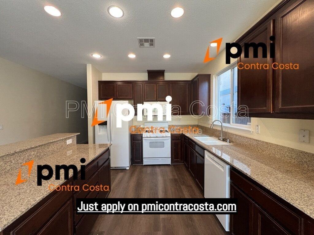 2486 El Fresco Dr - Photo 4 of 33