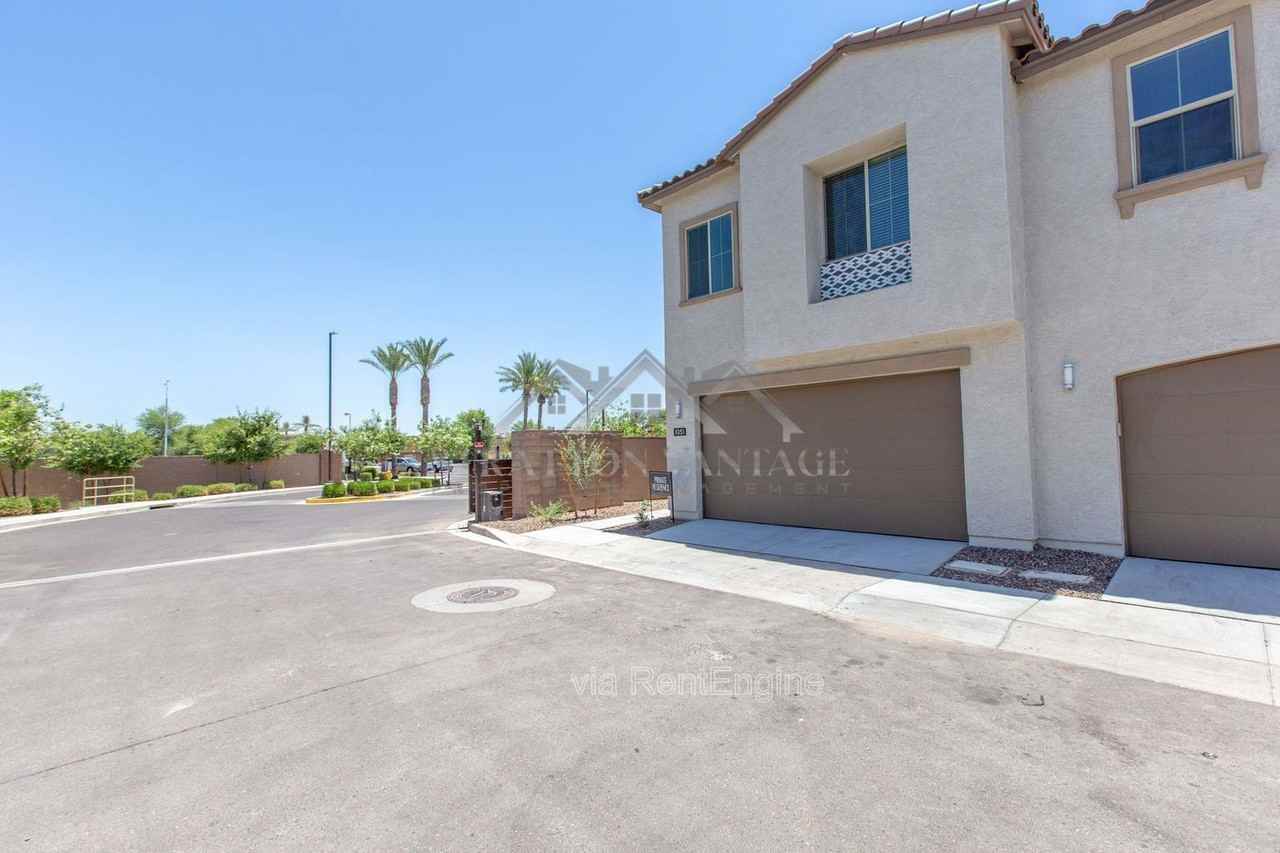 1051 W Diamondback Dr - Photo 4 of 34