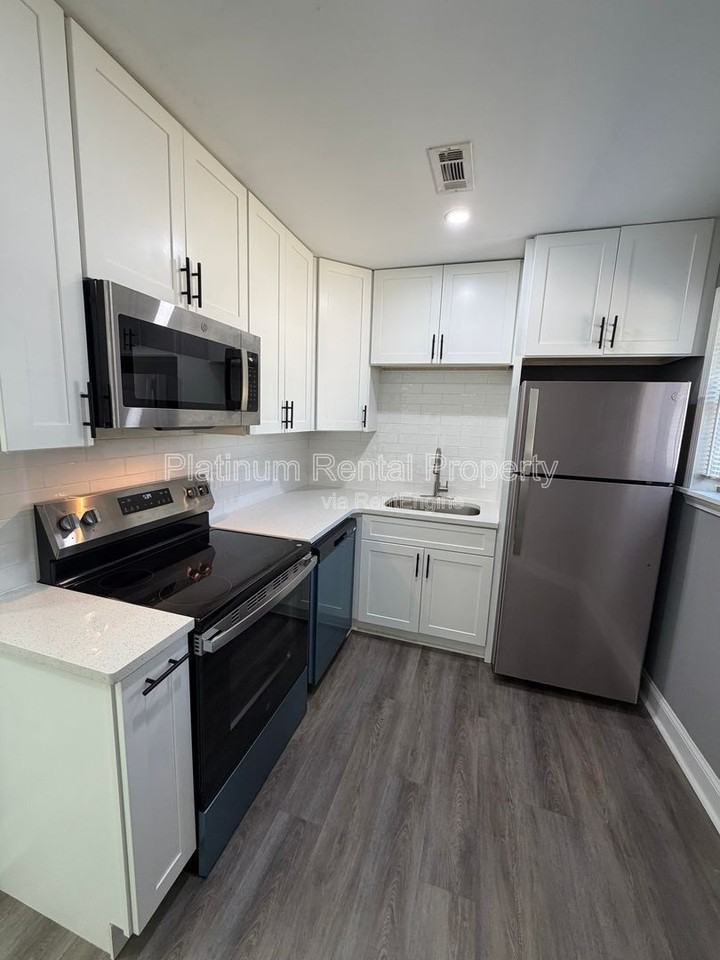 1492 Waverly Way #B2 - Photo 6 of 17