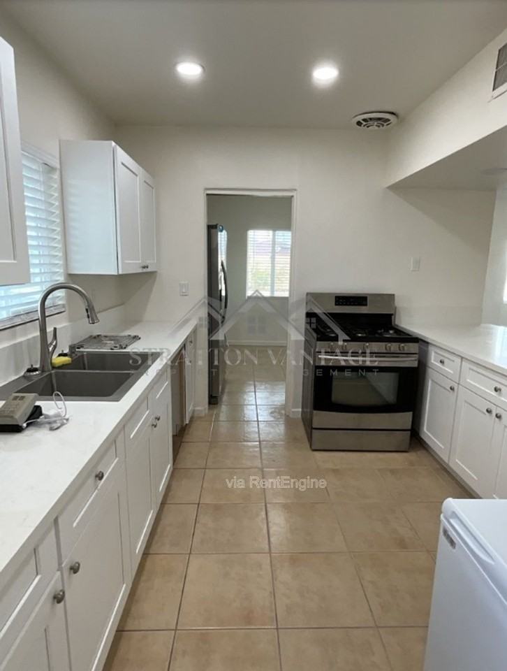 2556 S Noble St - Photo 4 of 9