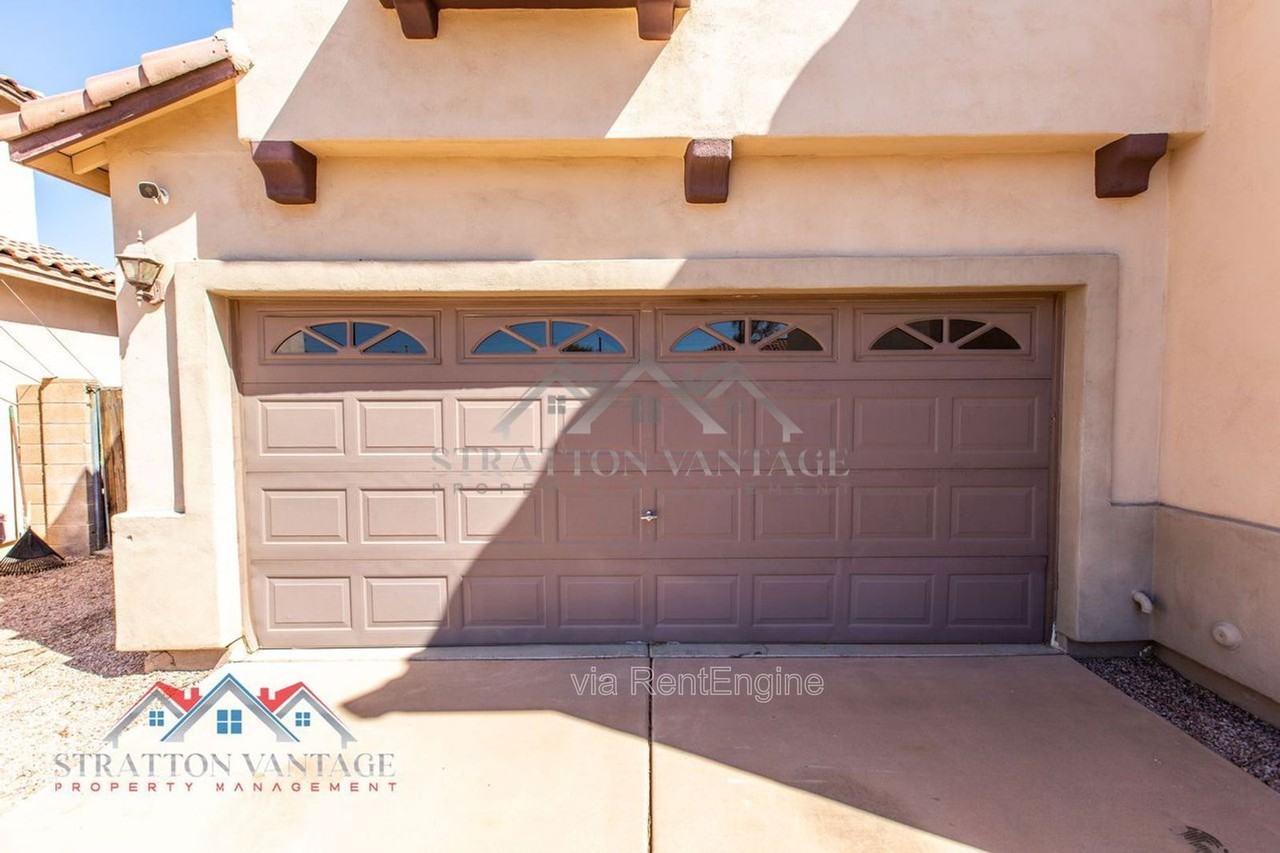 2185 N Mosley Dr - Photo 2 of 44