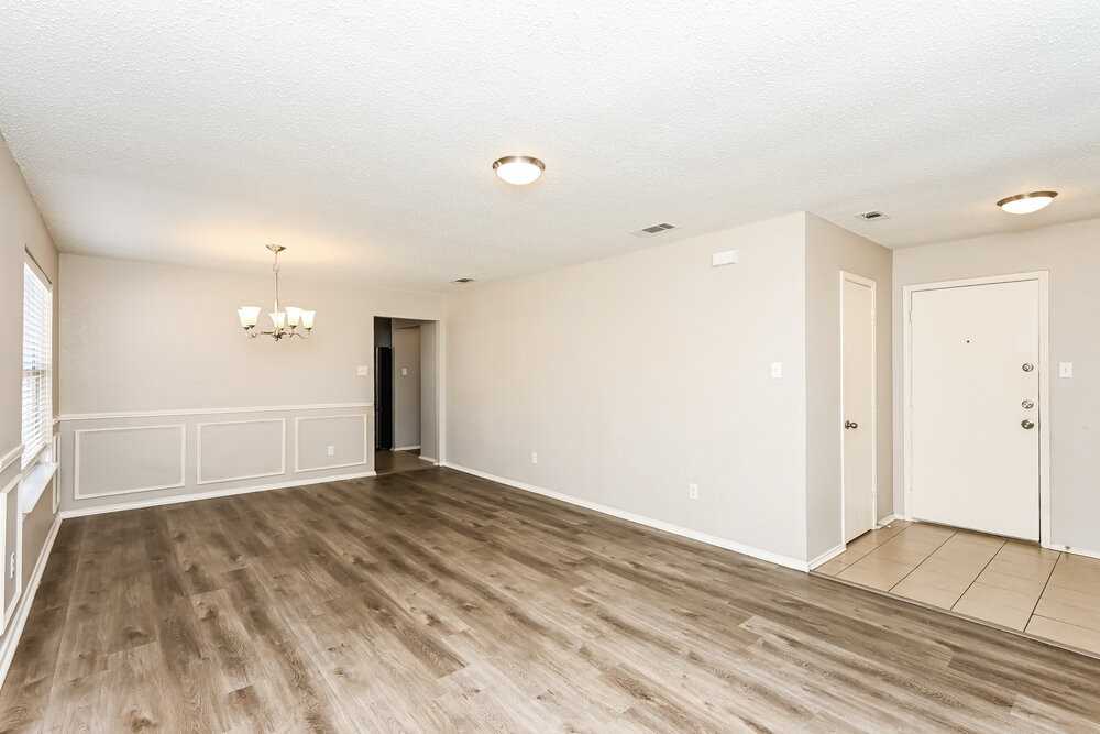 8128 Twin Oaks Trl - Photo 3 of 16