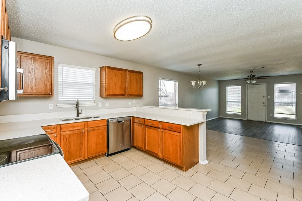 8128 Twin Oaks Trl - Photo 6 of 16