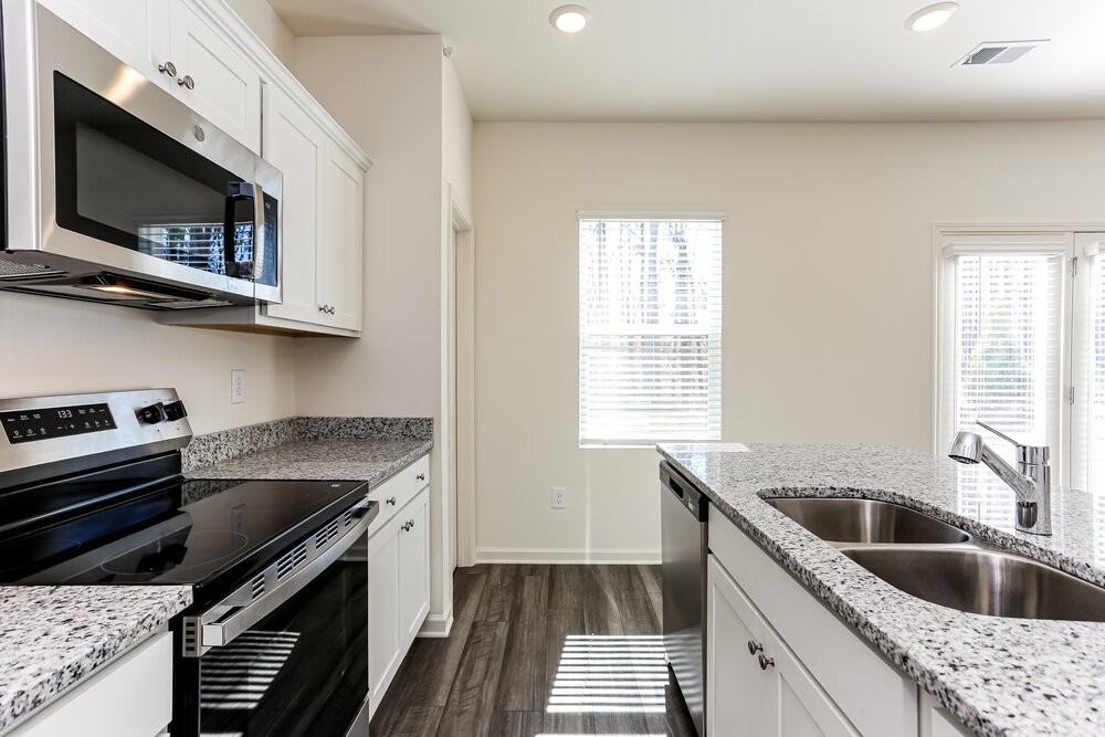 7610 Saffron Ave - Photo 7 of 17