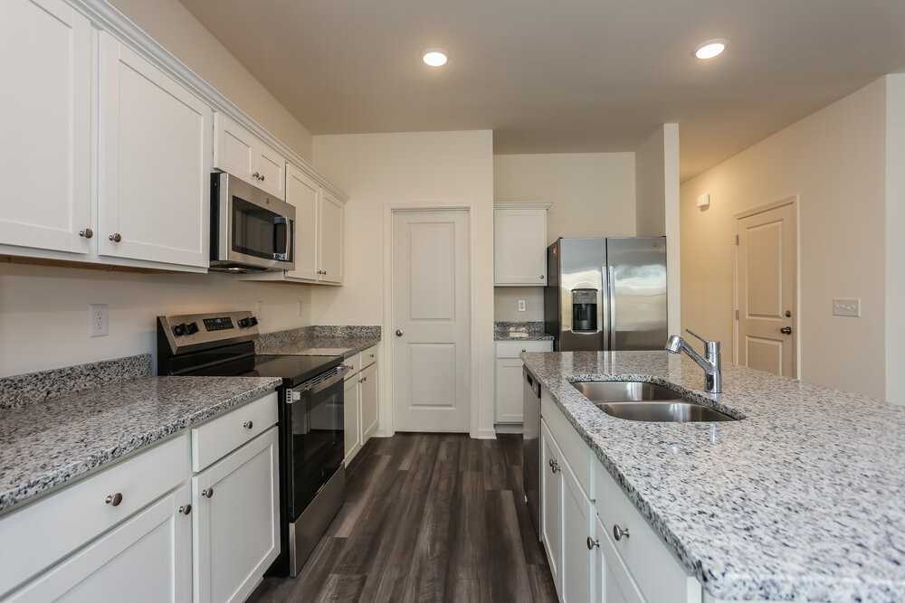 7631 Saffron Ave - Photo 7 of 17