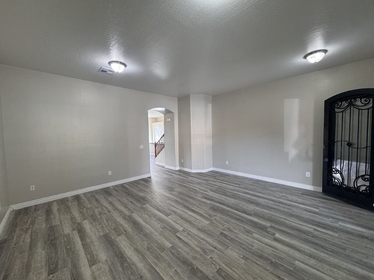 821 W Saguaro Ln - Photo 4 of 28