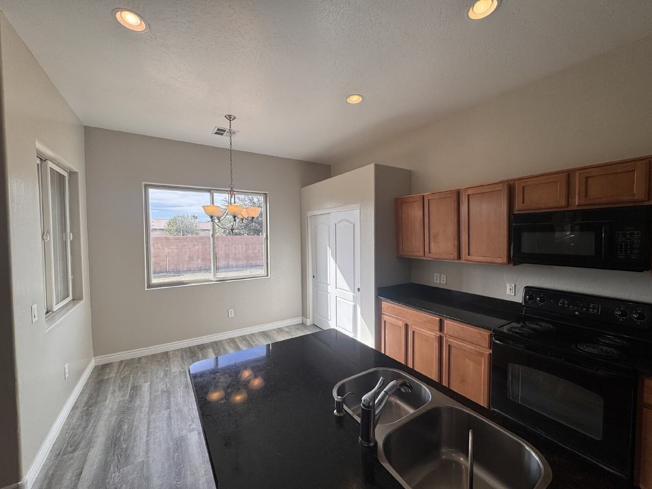 821 W Saguaro Ln - Photo 7 of 28