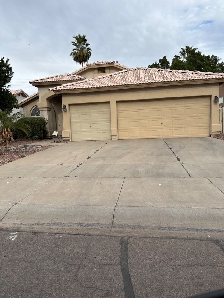 2711 N 137th Ave - Photo 2 of 7